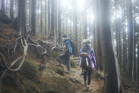 两个年轻人徒步登山探险图片