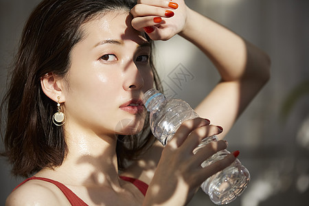 亚洲青年漂亮一个女人喝水图片