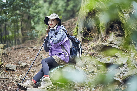 森林爬山休息的青年女性图片