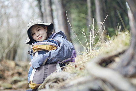 森林里徒步休息的青年女性图片