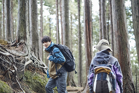 两个年轻人徒步登山探险图片