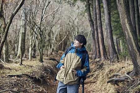 年轻男人徒步登山探险图片