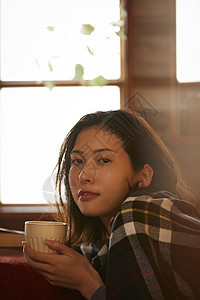 30多岁咖啡房屋放松在卧室的妇女图片