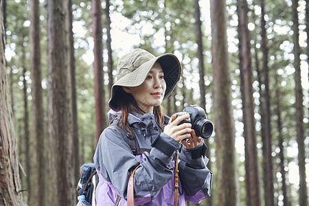 摄影休息一人在山上拍照的女人图片
