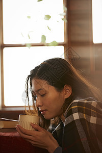 茶点青年女孩放松在卧室的妇女图片