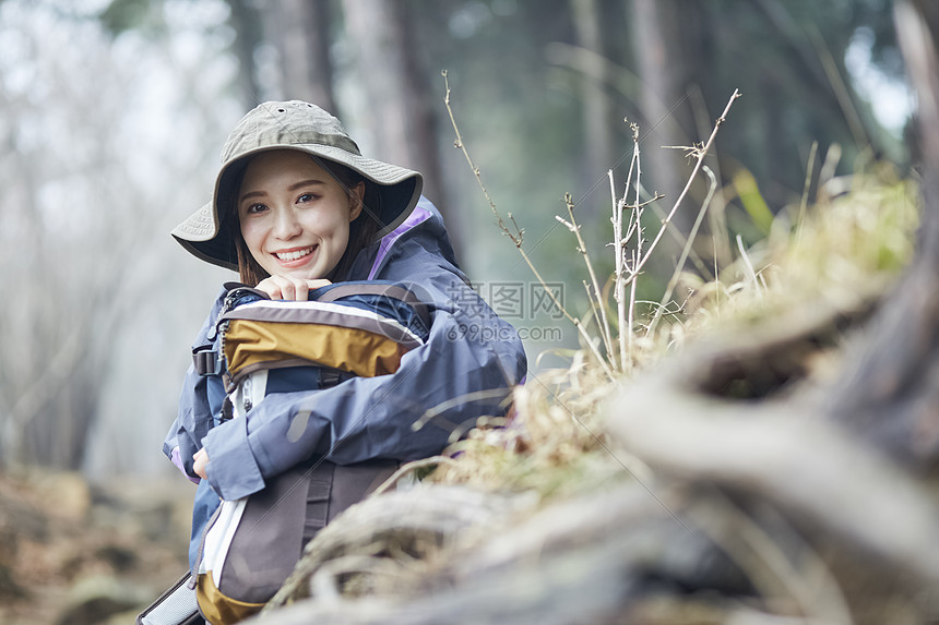 年轻女性户外徒步休息图片