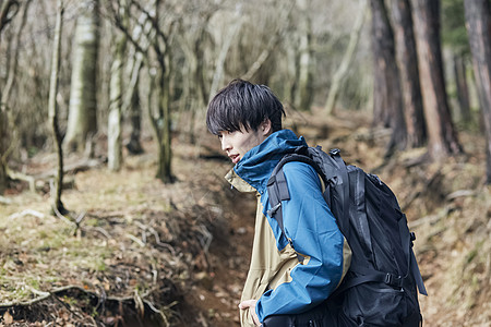 背包爬山户外徒步爬山的青年男性背景