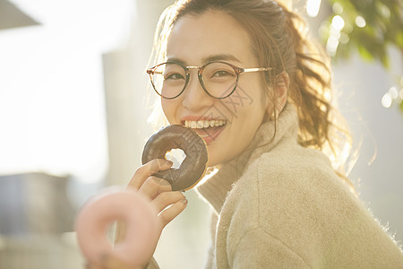 肖像房屋自然女人享受小吃图片