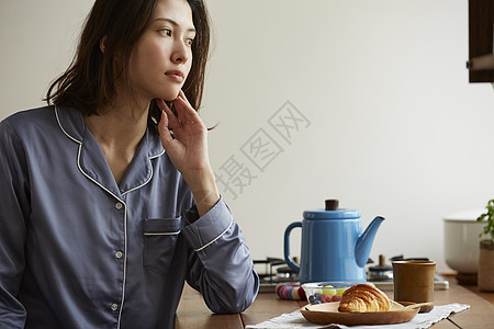 居家吃早餐的青年女性图片
