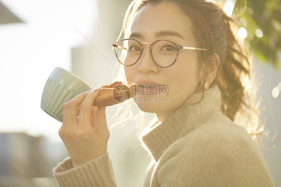 独自享受下午茶的年轻女子图片