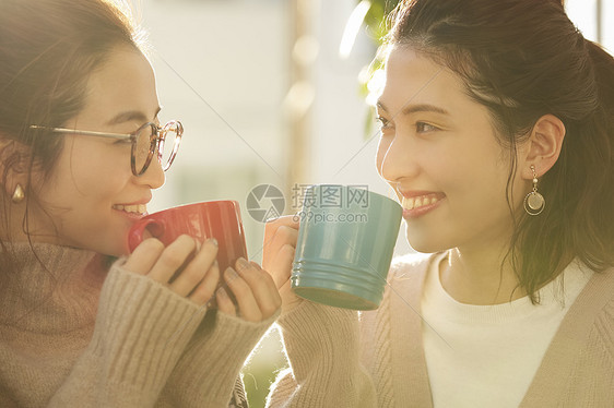 享受下午茶喝咖啡的闺蜜图片