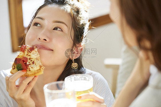 闺蜜聚会吃披萨喝啤酒图片