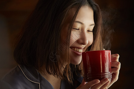 独自喝咖啡的年轻女子图片