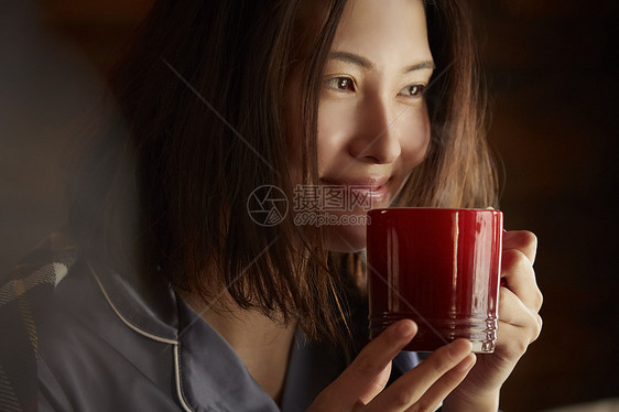 居家独自喝咖啡的年轻女子图片