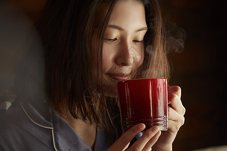 独自居家喝咖啡的青年女子图片