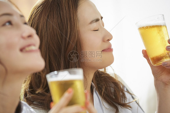 闺蜜聚会喝啤酒的年轻女子图片