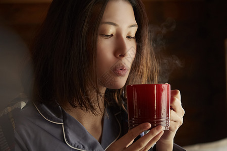 居家拿着喝咖啡的青年女子图片