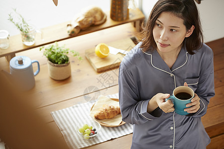 居家捧着咖啡的青年女子图片