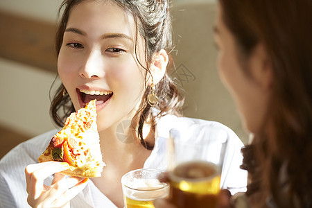 闺蜜聚会吃披萨的年轻女子图片