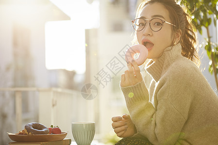 吃甜甜圈的年轻女子图片