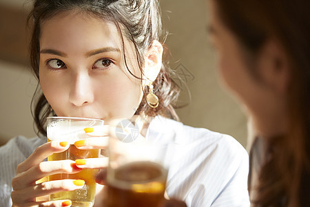 闺蜜聚会喝啤酒的青年女子图片