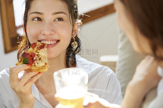 吃着披萨的年轻女子图片
