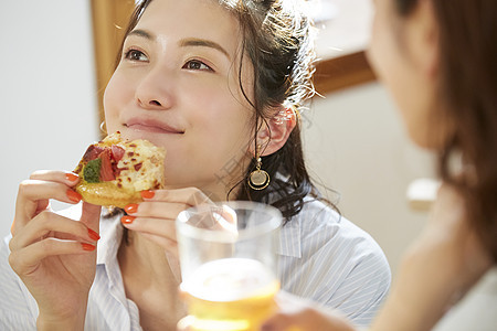 吃着披萨开心的年轻女子图片