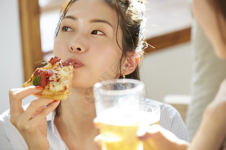 吃着披萨的年轻女子图片