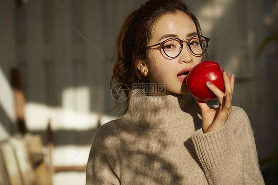 吃苹果的青年女子图片