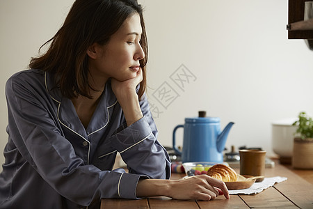 居家吃早餐的青年女子图片