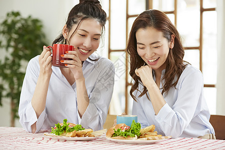 餐厅一起吃饭的闺蜜朋友图片素材