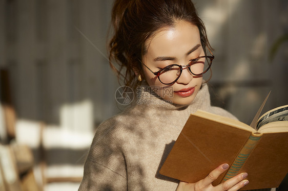 独自居家阅读的年轻女子图片