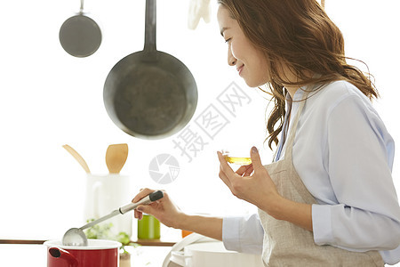 厨房里做饭的女青年图片