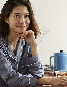 居家穿着睡衣微笑的青年女子图片