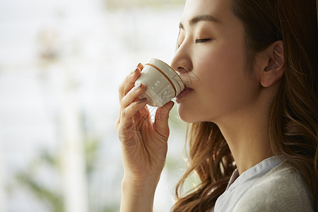 青年女子喝酒图片