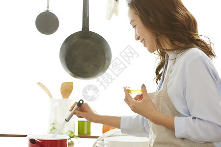 青年女子厨房里做饭图片