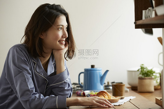 居家吃早餐的居家女性图片