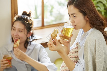 欣赏女复制空间女人和她的朋友一起参加家庭聚会图片