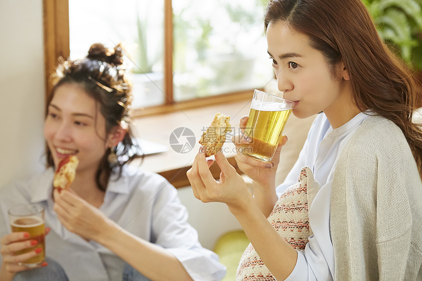 欣赏女复制空间女人和她的朋友一起参加家庭聚会图片