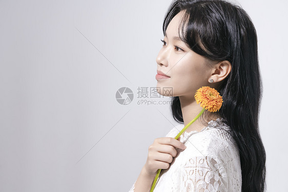 年轻美女和鲜花图片