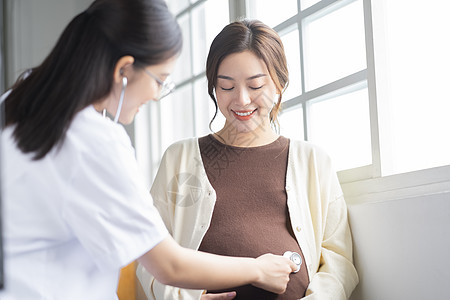 青年女性的惬意居家生活图片