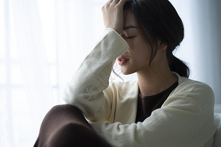 中日负面失去的沮丧的妇女坐在地板上图片素材