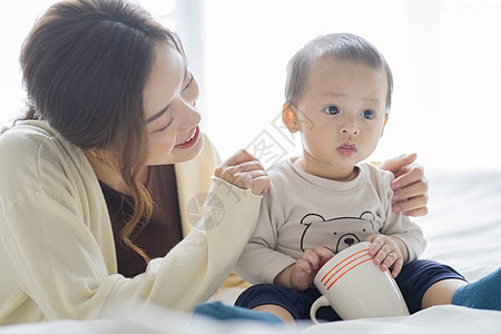 青年女性的惬意居家生活图片