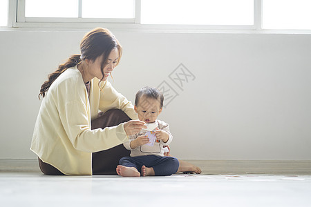 青年宝马居家休闲生活图片