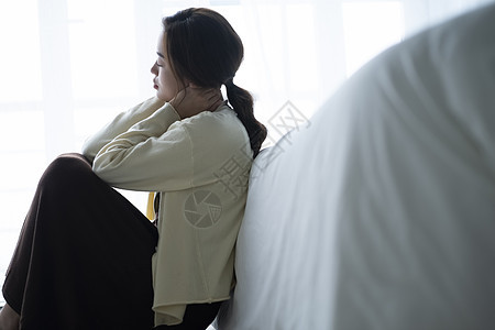 情绪低落的年轻女子坐在地板上图片