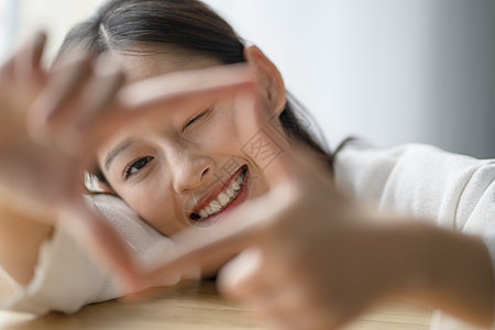 年轻女性微笑手势图片