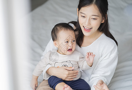 哭泣的婴儿青年妈咪居家生活背景