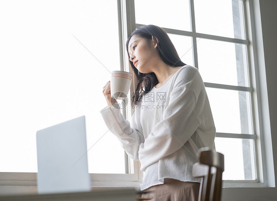 年轻妈妈居家办公图片