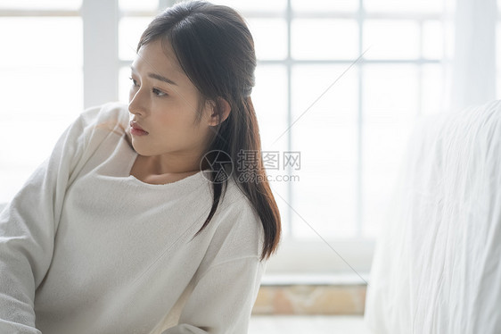 年轻妈妈居家办公图片