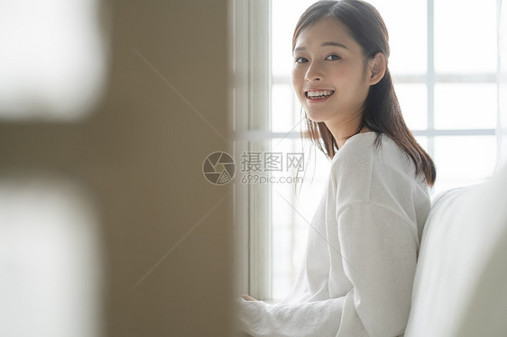 年轻妈妈居家办公图片